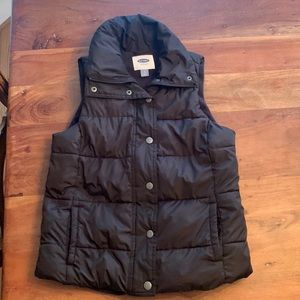 Old Navy women’s puffer vest in black. Size Small petite.